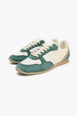 Championes deportivos de running con cuerpo en combinación de colores verde, beige y amarillo. Suela de goma color caramelo y cierre mediante cordones.
