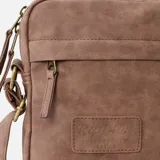 Bolso bandolera marrón de cuero sintético con logo Rip Curl grabado en el frente.