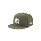 Gorro New Era 59FIFTY color verde oliva con logo de los New York Yankees bordado en blanco en el frente.