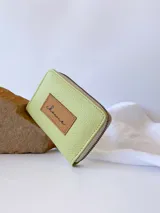 Billetera pequeña de cuero color verde lima, con cierre metálico y monedero interno.
