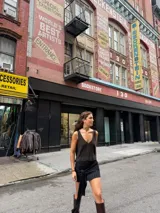 Mini falda marrón elastizada con lazo. El tono del color puede variar por diferencias en la composición de los hilados.