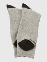 Calcetines de caña media color beige con talón y puntera en marrón oscuro. Tejido grueso.