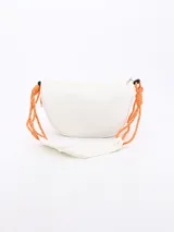 Bandolera blanca con correa de soga naranja y cierre superior.