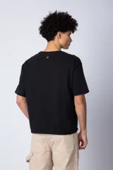 Remera color crudo de corte cuadrado y holgado, con cuello redondo y mangas cortas. Confeccionada en algodón pesado.