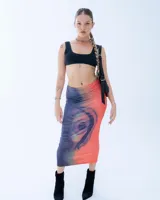 Pollera midi de lycra estampada con un ojo grande en tonos rojos, grises y negros.
