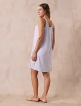 Camisón corto de tejido suave color lila con estampado de manchas difuminadas. Tiene escote redondo con botones y detalle plisado en el pecho.