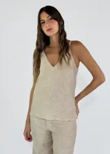 Musculosa de lino color beige con escote en V.