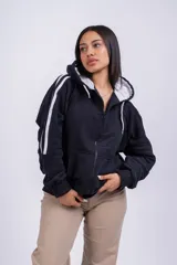 Campera con capucha color negro, cierre frontal, y franjas blancas en los brazos.