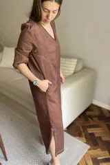 Vestido azul de lino, corte recto, largo midi, escote en V, manga corta, bolsillos laterales y tajos en los laterales.