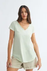 Remera color verde claro con escote en V y mangas cortas.