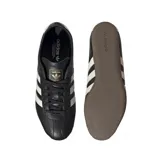 Championes Adidas Tokyo de cuero negro con las tres tiras laterales en blanco y suela marrón.