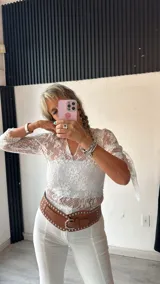 Remera blanca de manga larga, confeccionada en encaje floral, con escote en V.