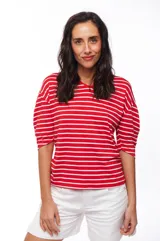 Remera a rayas horizontales rojas y blancas, con escote en V y mangas 3/4 con jaretas regulables.