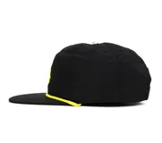 Gorro negro de cinco paneles con visera plana, logo de Independent bordado en amarillo en el frente y cordón amarillo sobre la visera.