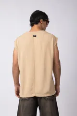 Musculosa oversize color crudo, tejida en lino con textura marcada y terminaciones deshilachadas.