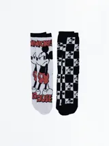 Pack de dos pares de medias de algodón con diseño de Mickey Mouse. Un par con diseño de Mickey Mouse a cuerpo entero y el logo de Disney en rojo. El otro par con diseño de tablero de ajedrez con la cara de Mickey en cada cuadro.