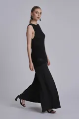 Chaleco de punto negro con cuello redondo y sin mangas. Diseño clásico y versátil.