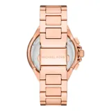 Reloj Michael Kors modelo Camille con caja y pulsera de acero inoxidable color oro rosa, esfera blanca con números romanos y tres subesferas de cronógrafo.