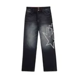 Pantalón de jean azul oscuro con lavado gastado, corte recto y estampado de estrella con strass en la pierna derecha.