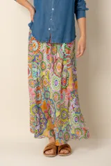 Pollera larga de seda con estampado multicolor de mandalas.