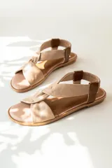 Sandalias negras con diseño entrelazado y talón abierto, ideales para climas cálidos.