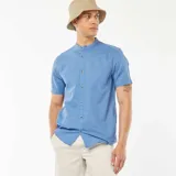 Camisa celeste de manga corta con cuello mao y cierre frontal con botones.