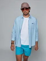 Short de baño celeste liso, de corte clásico.