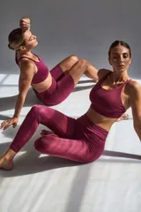 Calza deportiva larga color verde militar, de tiro alto y largo hasta el tobillo.