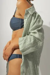 Vestido corto color negro, de corte recto y breteles finos.