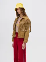 Campera de jean marrón claro con flecos en el pecho y mangas.