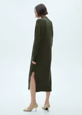 Vestido midi de punto fino color verde militar, con cuello perkins, corte recto y mangas largas.