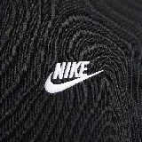 Buzo negro de cuello redondo con logo de Nike bordado en blanco en el pecho.