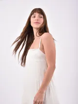 Vestido largo color coral con breteles finos y tajo lateral.