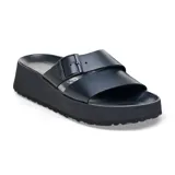 Sandalias de plataforma color negro con dos correas anchas y hebilla ajustable.
