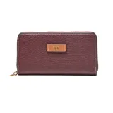 Billetera tipo fichero de material sintético (PU) color bordó, con textura granulada. Presenta cierre perimetral metálico dorado y un logo XL metálico aplicado al frente.