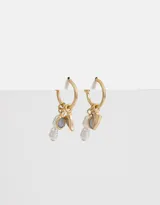 Aros tipo argolla dorados con dije de corazón calado y perlas colgantes.