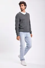 Sweater gris de tejido de punto con escote en V.