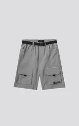 Bermuda gris con cinturón negro, bolsillos laterales y corte a la rodilla.