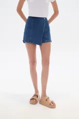 Short de jean azul con corte evasé y diseño cruzado.