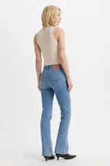 Pantalón de jean celeste de tiro alto con corte bootcut. El diseño presenta roturas sutiles en la rodilla y en el muslo.