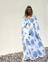 Túnica larga blanca con estampado de mandalas azules, escote en V y mangas largas.
