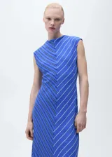 Vestido largo azul con estampado de rayas diagonales en dos tonos de azul y blanco. Tiene cuello drapeado, diseño evasé y cierre de botones en la parte posterior.