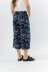 Pantalón culotte de lino estampado con hojas, de tiro medio, corte recto y cintura elástica en la espalda.