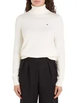 Sweater de punto color blanco, con cuello alto y logo bordado en el pecho.