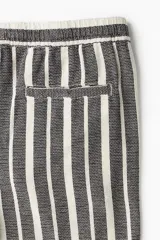 Short regular fit de algodón a rayas verticales en tonos gris y blanco, con cintura elástica ajustable con cordón, bolsillos laterales y bolsillo trasero. Corte estándar para una silueta clásica y cómoda.