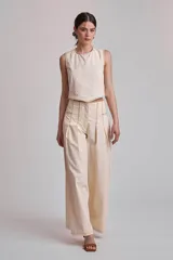 Blusa marrón sin mangas con pespuntes en contraste.