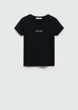 Remera negra de algodón con cuello redondo y logo estampado en el frente. Corte recto y mangas cortas.