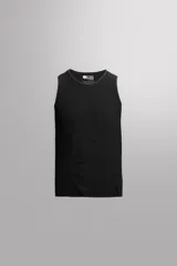 Musculosa deportiva negra de ciclismo, ajustada al cuerpo, con cuello redondo y sisa.