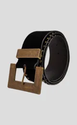 Cinturón negro de cuero con hebilla rectangular dorada y tachas doradas.