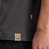 Remera negra de manga corta y corte clásico.